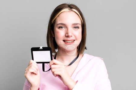Téléchargez les photos : Jeune jolie femme avec une carte d'accréditation id - en image libre de droit