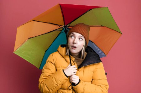 Téléchargez les photos : Jeune jolie femme portant un anorak et un parapluie - en image libre de droit