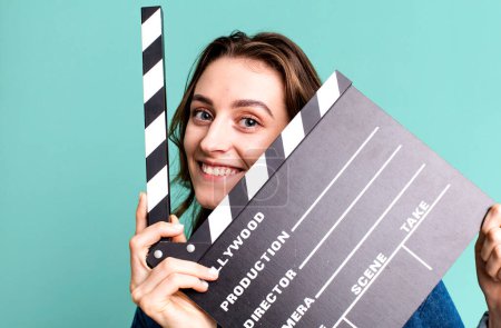 Foto de Joven bonita mujer sosteniendo un clapper cine tablero - Imagen libre de derechos