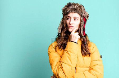 Téléchargez les photos : Jeune jolie femme avec des vêtements d'hiver. concept froid et hiver - en image libre de droit
