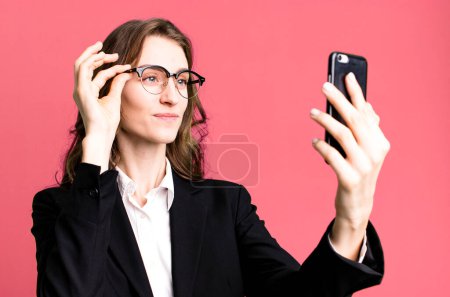 Téléchargez les photos : Jeune jolie femme d'affaires avec téléphone portable - en image libre de droit
