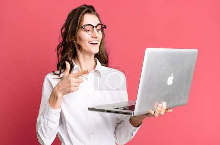 Téléchargez les photos : Jeune jolie femme d'affaires avec un ordinateur portable - en image libre de droit