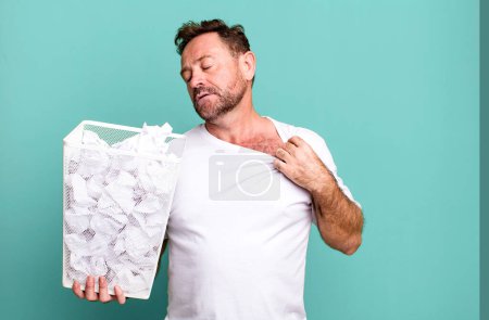 Foto de Hombre de mediana edad sentirse estresado, ansioso, cansado y frustrado. bolas de papel papelera - Imagen libre de derechos