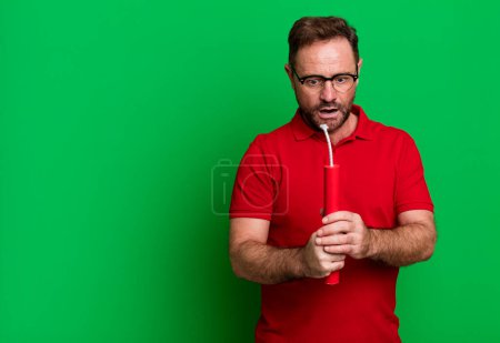 Téléchargez les photos : Homme d'âge moyen avec un concept d'entraîneur sportif dynamite avec un ballon de football - en image libre de droit