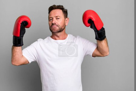 Foto de Boxeador hombre de mediana edad con guantes de boxeo - Imagen libre de derechos