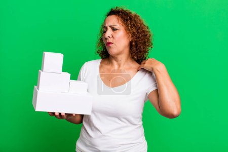 Foto de Mujer de mediana edad bastante sentirse estresada, ansiosa, cansada y frustrada. cajas blancas en blanco embalaje - Imagen libre de derechos
