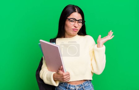 Téléchargez les photos : Hispanic pretty woman feeling puzzled and confused and doubting. university student concept - en image libre de droit