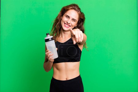 Foto de Mujer bonita hispana apuntando a la cámara eligiéndote. concepto de fitness y ejercicio - Imagen libre de derechos
