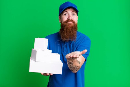 Foto de Joven adulto pelo rojo barbudo fresco entrega hombre con cajas - Imagen libre de derechos