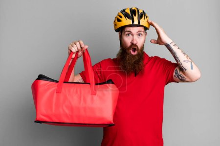 Téléchargez les photos : Homme barbe longue regardant heureux, étonné et surpris. concept de livraison de pizza - en image libre de droit
