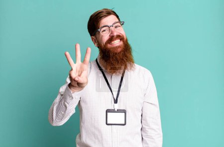 Foto de Barba larga hombre sonriendo y buscando amigable, mostrando el número tres. concepto de acreditación vip badge - Imagen libre de derechos