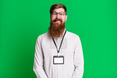 Foto de Hombre de barba larga mirando perplejo y confundido. concepto de acreditación vip badge - Imagen libre de derechos