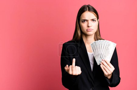 Foto de Joven bonita mujer sintiéndose enojado, molesto, rebelde y agresivo. concepto de billetes de negocios y de dolla - Imagen libre de derechos
