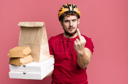 Foto de Joven hombre caucásico adulto sintiéndose enojado, molesto, rebelde y agresivo. llevar concepto de entrega de comida rápida - Imagen libre de derechos