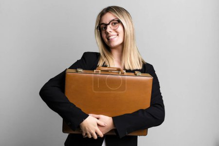 Foto de Joven bonita mujer de negocios con una maleta - Imagen libre de derechos