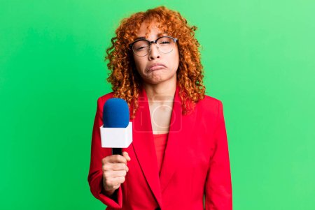 Téléchargez les photos : Cheveux roux jolie femme se sentant triste et pleurnichard avec un regard malheureux et pleurer. concept de journaliste et présentateur - en image libre de droit