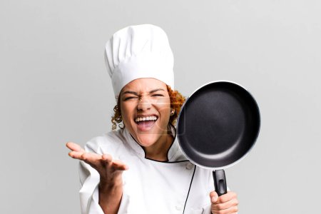 Foto de Red hair pretty chef woman with a fry pan tool - Imagen libre de derechos
