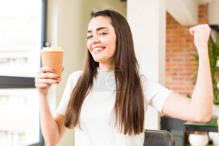 Téléchargez les photos : Jolie jeune femme avec un café chaud à la maison. design intérieur de la maison - en image libre de droit