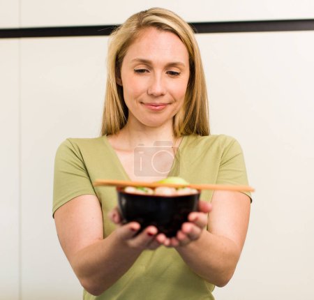 Foto de Joven adulto bonita rubia mujer comer un ramen fideos bowl - Imagen libre de derechos