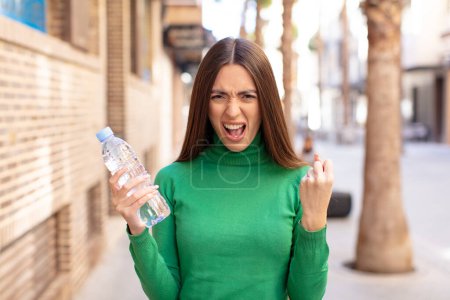 Foto de Buscando enojado, molesto y frustrado. concepto de botella de agua - Imagen libre de derechos