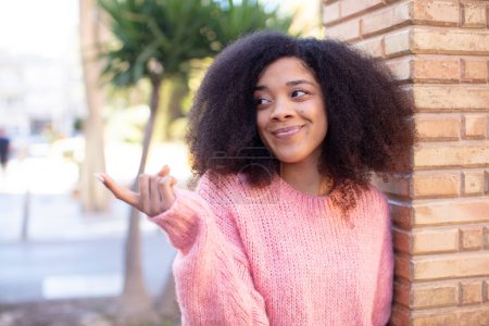 Téléchargez les photos : Afro-américaine jolie femme se sentant heureuse, réussie et confiante, faisant face à un défi et disant : "Amenez-le ! ou vous accueillir - en image libre de droit