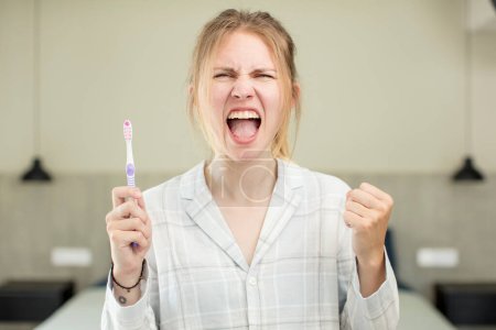 Foto de Joven bonita mujer mirando enojado, molesto y frustrado. concepto de lavado de dientes - Imagen libre de derechos
