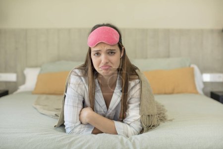 Foto de Joven bonita mujer sintiéndose triste y llorona con una mirada infeliz y llorando. concepto de ropa de dormir - Imagen libre de derechos