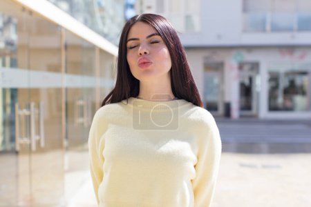 Téléchargez les photos : Jeune jolie femme pressant les lèvres avec un mignon, amusant, heureux, belle expression, l'envoi d'un baiser - en image libre de droit