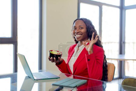 Téléchargez les photos : Femme afro noire se sentant heureuse, montrant son approbation avec un geste correct. concept de télétravail - en image libre de droit