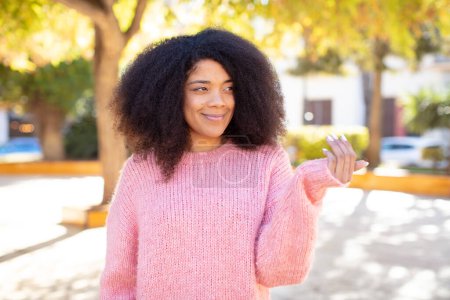 Téléchargez les photos : Afro-américaine jolie femme se sentant heureuse, réussie et confiante, faisant face à un défi et disant : "Amenez-le ! ou vous accueillir - en image libre de droit