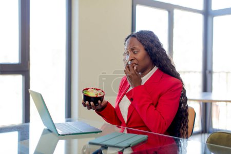 Téléchargez les photos : Femme afro noire se sentant effrayée, inquiète ou en colère et regardant vers le côté. concept de télétravail - en image libre de droit