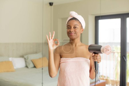 Foto de Negro afro mujer sintiéndose feliz, mostrando aprobación con gesto bien. concepto de secador de pelo - Imagen libre de derechos