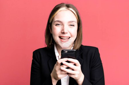Foto de Joven bastante mujer de negocios utilizando su teléfono inteligente - Imagen libre de derechos