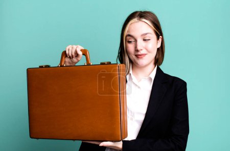 Téléchargez les photos : Jeune jolie femme d'affaires avec une valise en cuir - en image libre de droit