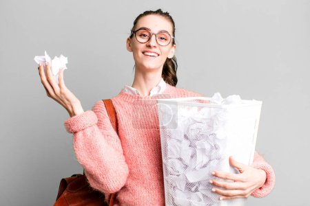 Téléchargez les photos : Jeune jolie étudiante femme avec une erreur boules de papier poubelle - en image libre de droit