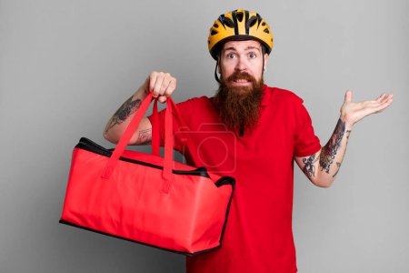 Téléchargez les photos : Barbe longue homme se sentant perplexe et confus et douteux. concept de livraison de pizza - en image libre de droit