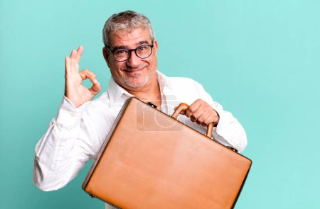 Téléchargez les photos : Homme d'affaires senior d'âge moyen avec une valise - en image libre de droit