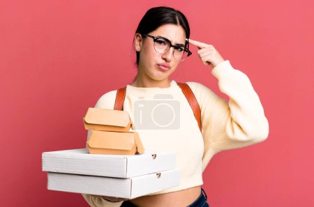 Foto de Sintiéndose confundido y perplejo, mostrando que estás loco. entrega de comida rápida o llevar - Imagen libre de derechos