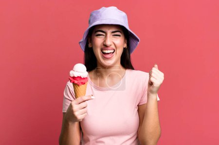 Téléchargez les photos : Se sentir choqué, rire et célébrer le succès. crème glacée et concept d'été - en image libre de droit