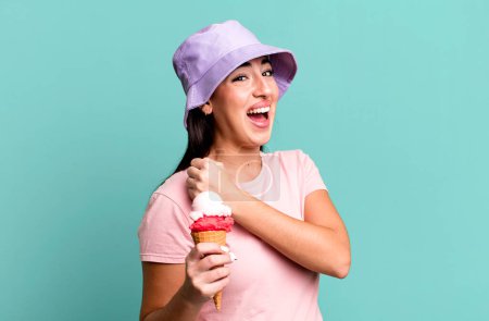 Téléchargez les photos : Se sentir heureux et faire face à un défi ou célébrer. crème glacée et concept d'été - en image libre de droit