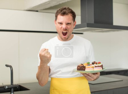 Téléchargez les photos : Avoir l'air en colère, agacé et frustré. concept de gâteaux faits maison - en image libre de droit