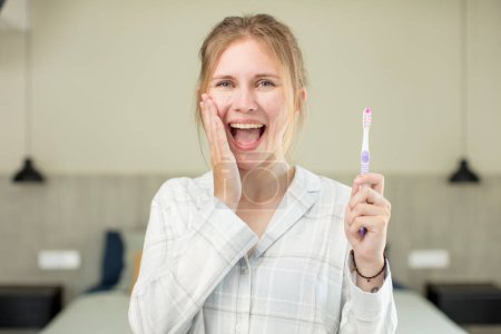 Foto de Joven bonita mujer sintiéndose feliz y asombrada por algo increíble. concepto de lavado de dientes - Imagen libre de derechos