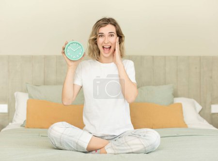 Foto de Mujer bonita sintiéndose feliz y asombrada por algo increíble concepto de despertador - Imagen libre de derechos