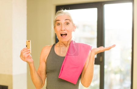 Téléchargez les photos : Senior jolie femme se sentant heureuse et étonnée de quelque chose d'incroyable. concept de fitness - en image libre de droit