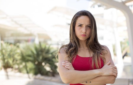 Foto de Mujer bonita sintiéndose disgustada y decepcionada, mirando serio, molesto y enojado con los brazos cruzados - Imagen libre de derechos