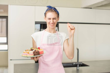 Téléchargez les photos : Avoir l'air en colère, agacé et frustré. concept de gâteaux faits maison - en image libre de droit