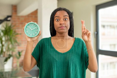 Foto de Mujer afro negro cruzando los dedos y esperando buena suerte. concepto de despertador - Imagen libre de derechos