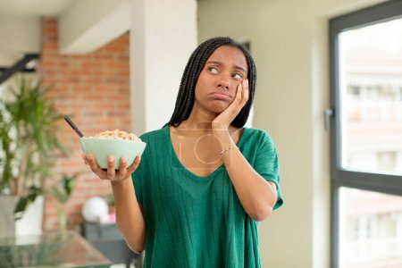 Foto de Negro afro mujer sintiéndose aburrido, frustrado y soñoliento después de un cansancio. concepto de plato de desayuno - Imagen libre de derechos