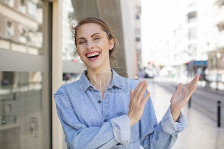 Téléchargez les photos : Jolie jeune femme se sentant heureuse et réussie, souriant et applaudissant les mains, disant félicitations avec un applaudissement - en image libre de droit