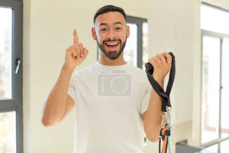Téléchargez les photos : Homme arabe beau homme arabe se sentant comme un génie heureux et excité après avoir réalisé une idée. concept de fitness - en image libre de droit